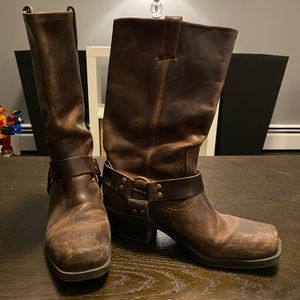 Mid height brown boots